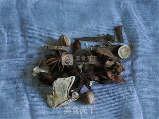 电压力锅版卤猪蹄的做法步骤：4