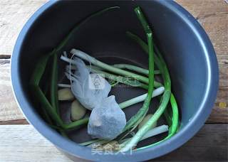 电压力锅版卤猪蹄的做法步骤：5