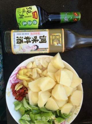 土豆烧鸡翅根的做法步骤：4
