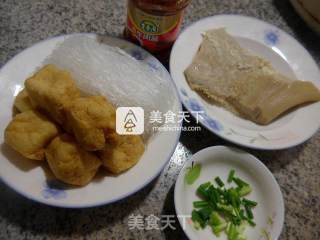 油豆腐粉丝牛肚汤的做法步骤：1