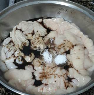 红烧肥肠的做法步骤：1