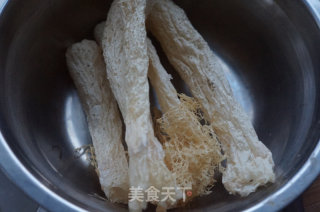 竹荪煲鸡汤的做法步骤：2