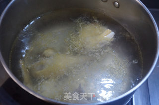 竹荪煲鸡汤的做法步骤：3