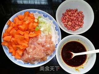 宫保鸡丁的做法步骤：1