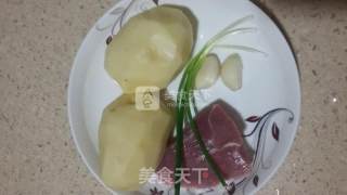 土豆丝炒肉的做法步骤：1
