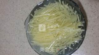 土豆丝炒肉的做法步骤：2