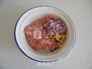 胡萝卜溜肉丸的做法步骤：1