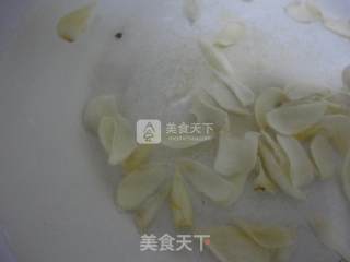 西芹百合炒腰果的做法步骤：1