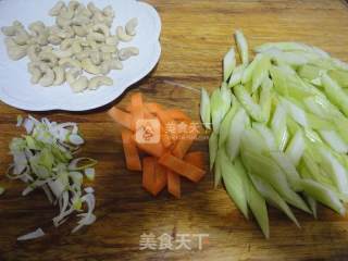 西芹百合炒腰果的做法步骤：2