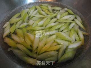 西芹百合炒腰果的做法步骤：3