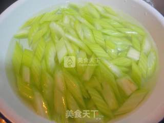 西芹百合炒腰果的做法步骤：4