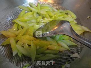 西芹百合炒腰果的做法步骤：9