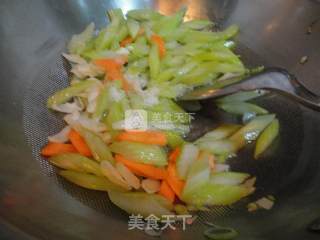 西芹百合炒腰果的做法步骤：11