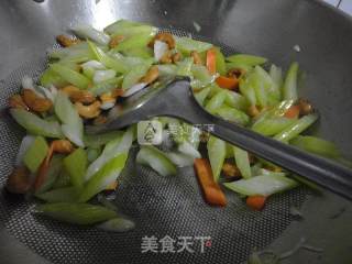 西芹百合炒腰果的做法步骤：12