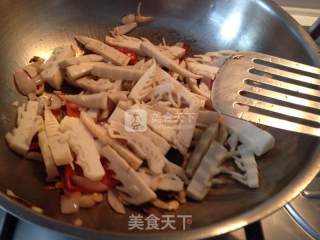 腊肉炒冬笋的做法步骤：5