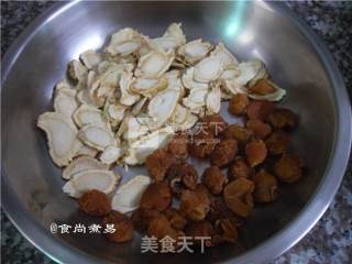 花旗参炖乌鸡的做法步骤：2