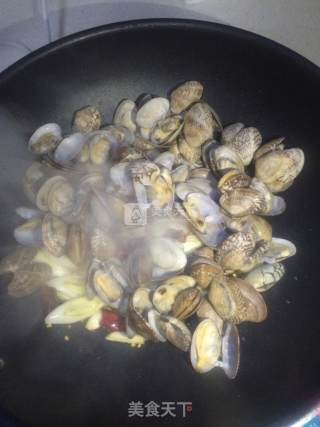葱爆花蛤的做法步骤：5