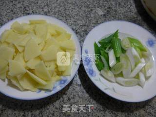 大葱炒土豆的做法步骤：1