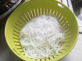 蒜蓉粉丝蒸龙虾的做法步骤：3