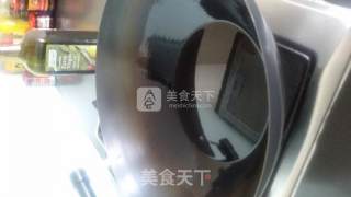 黄金炒饭
蛋炒饭可谓是多种多样，不同地域有着不同的特色黄金炒饭是北京特色蛋炒饭的一种，有着宫廷厨艺的背景的做法步骤：5