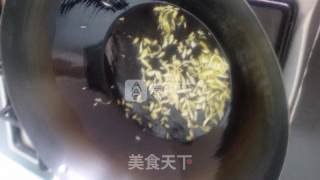 黄金炒饭
蛋炒饭可谓是多种多样，不同地域有着不同的特色黄金炒饭是北京特色蛋炒饭的一种，有着宫廷厨艺的背景的做法步骤：6