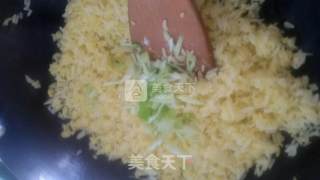 黄金炒饭
蛋炒饭可谓是多种多样，不同地域有着不同的特色黄金炒饭是北京特色蛋炒饭的一种，有着宫廷厨艺的背景的做法步骤：9