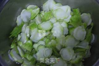 腐乳耳菜炒鸡蛋的做法步骤：1