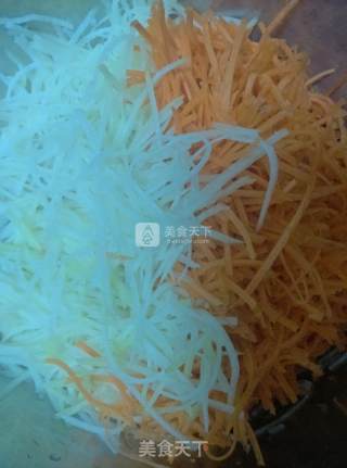 凉拌萝卜双丝的做法步骤：1