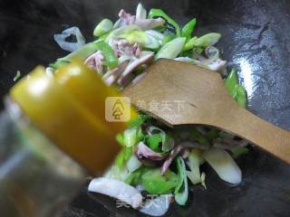 尖椒大葱炒鱿鱼的做法步骤：7