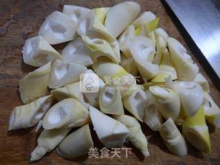 黄花菜千张结烧雷笋的做法步骤：3