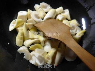 黄花菜千张结烧雷笋的做法步骤：4