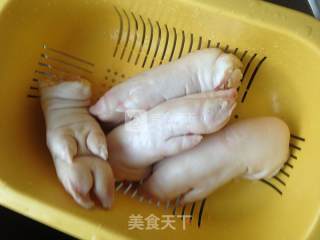 蒸炖整猪蹄的做法步骤：1