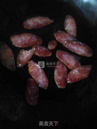 腊肠炒蒜苔的做法步骤：2