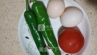 西红柿鸡蛋辣子的做法步骤：1