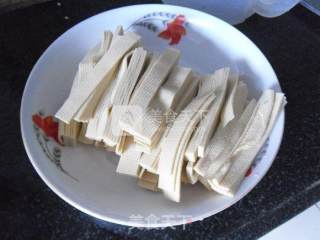 干豆腐烧牛肉肠的做法步骤：2