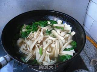 干豆腐烧牛肉肠的做法步骤：8