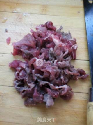 牛肉炒香菜的做法步骤：1