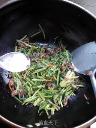 牛肉炒香菜的做法步骤：9