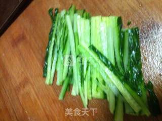 皮蛋拌蜇皮的做法步骤：2