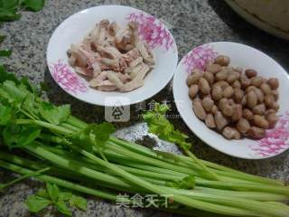 五花肉花生米炒芹菜的做法步骤：1