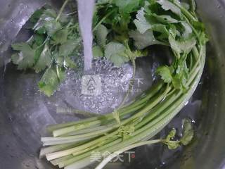五花肉花生米炒芹菜的做法步骤：2