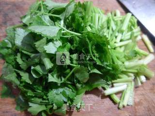 五花肉花生米炒芹菜的做法步骤：3