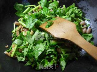 五花肉花生米炒芹菜的做法步骤：7