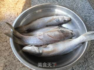 煎炸黄花鱼的做法步骤：1