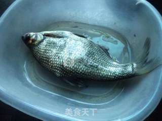 香芹鲳鱼的做法步骤：1