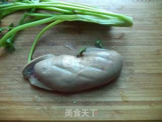 芹菜猪腰子的做法步骤：1