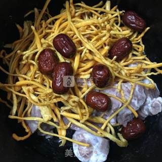 龙骨煲虫草花的做法步骤：4