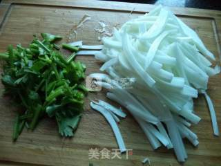 白菜丝煮鱼的做法步骤：2