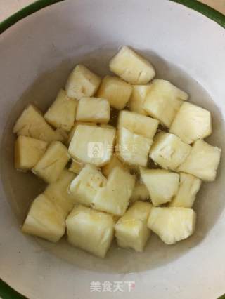 菠萝咕噜肉的做法步骤：1