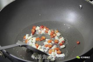红薯叶子煮嫩子鱼的做法步骤：2